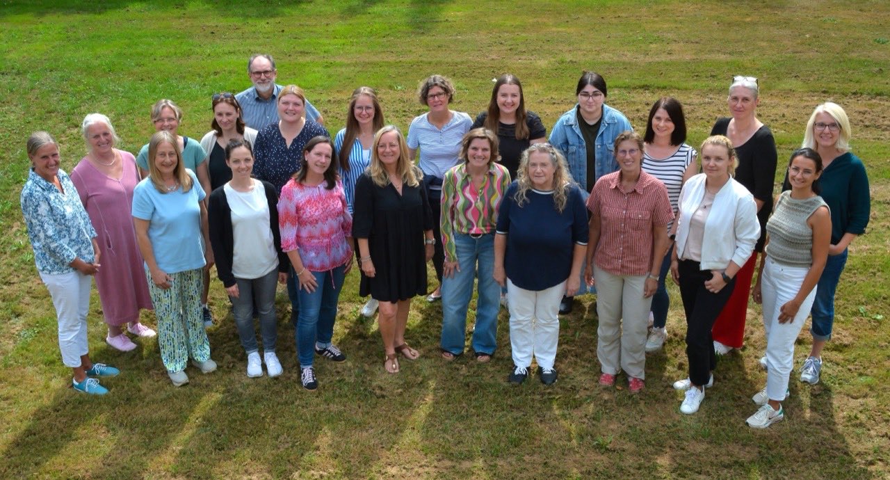 Kollegium der Pestalozzischule Neukirchen-Vluyn auf der Schulwiese